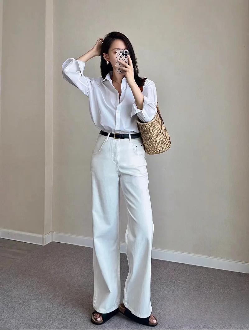 女生浅白色牛仔裤怎么搭配