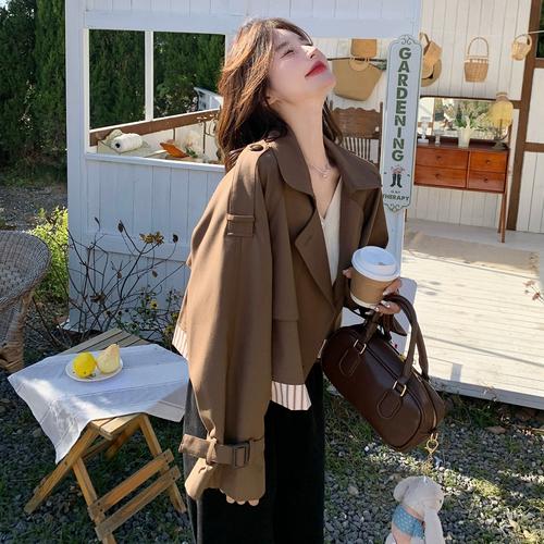 咖色风衣短款怎么搭配