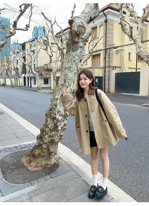 咖色风衣短款怎么搭配