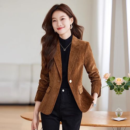 焦糖色西装外套女怎么搭配