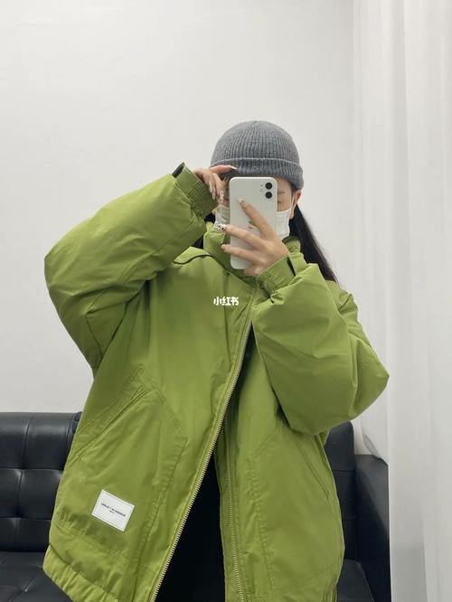 军绿色毛毛外套怎么搭配