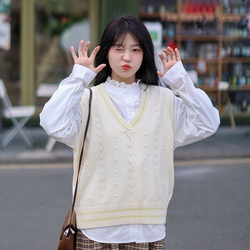 缕空线衣短袖马甲怎么搭配