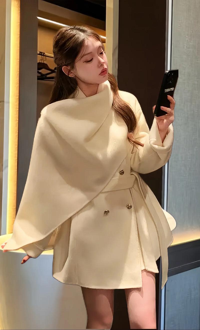 斗蓬呢子外套怎么搭配