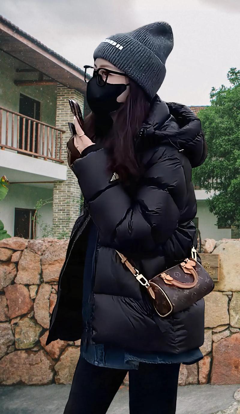 黑色短款女棉服怎么搭配好看