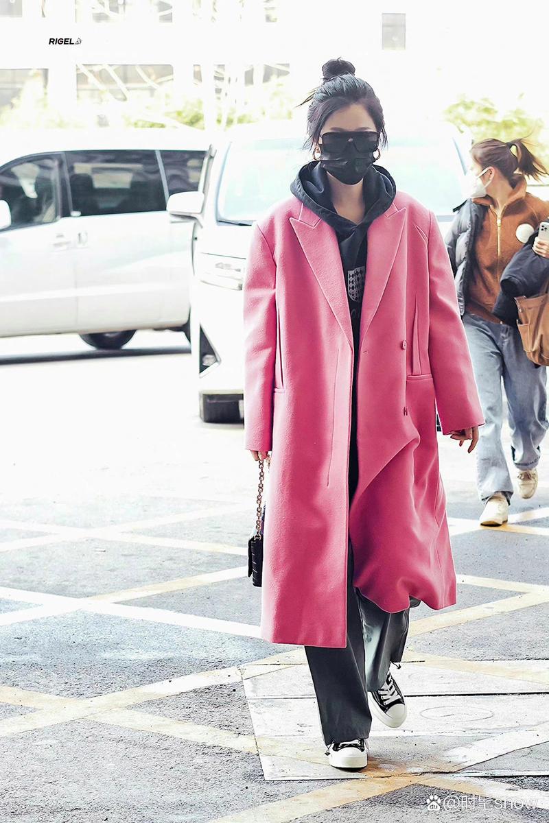 粉色风衣怎么搭配男