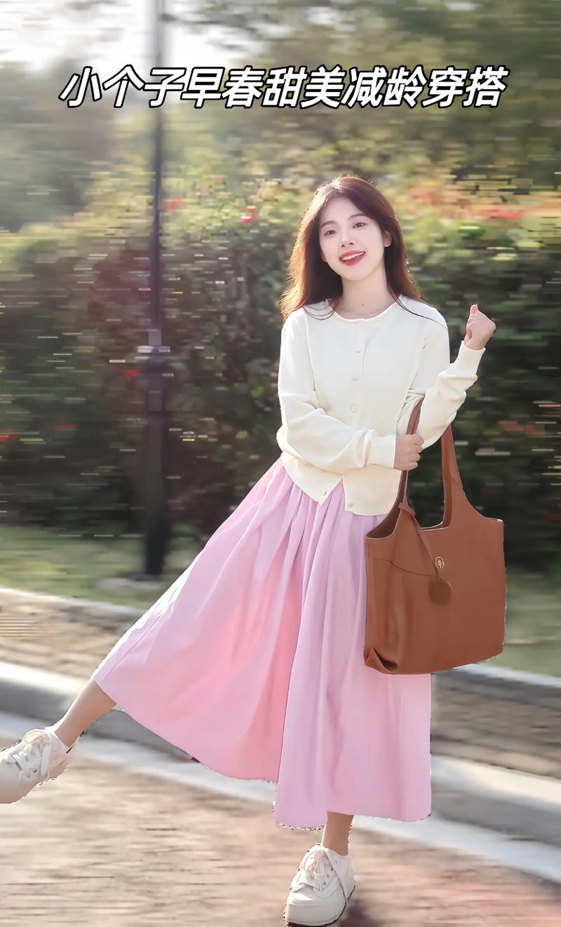 粉红的衣服怎么搭配图片