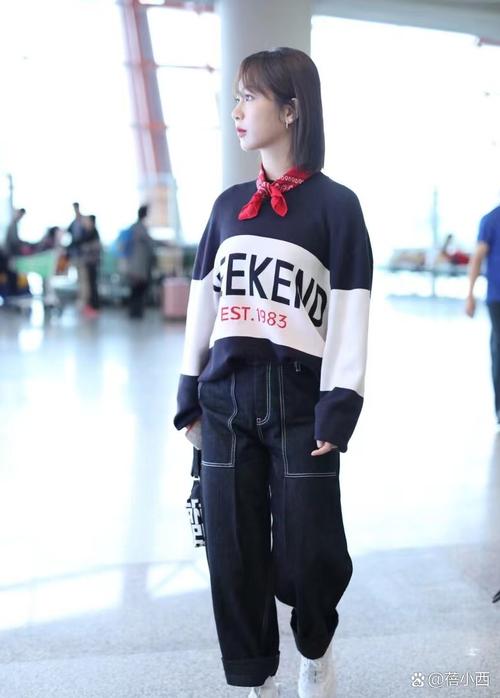 女字母黑白裤怎么搭配