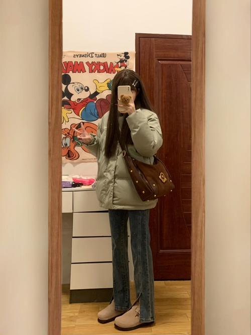 黄棕色包包怎么搭配衣服