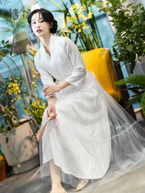 白色真丝裙怎么搭配上衣