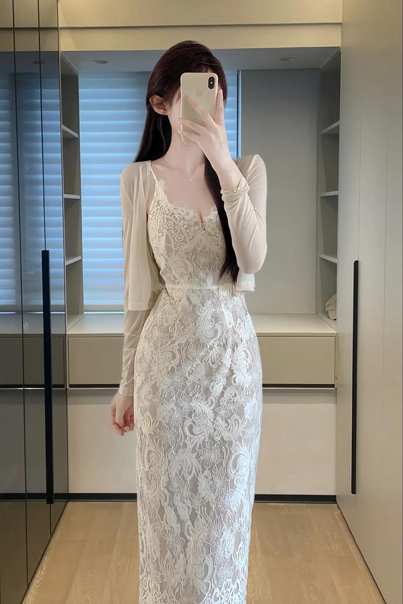 基础款蕾丝连衣裙怎么搭配