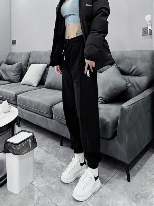 裤子黑灰色上衣怎么搭配