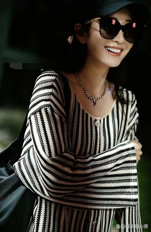 黑白格条纹上衣怎么搭配