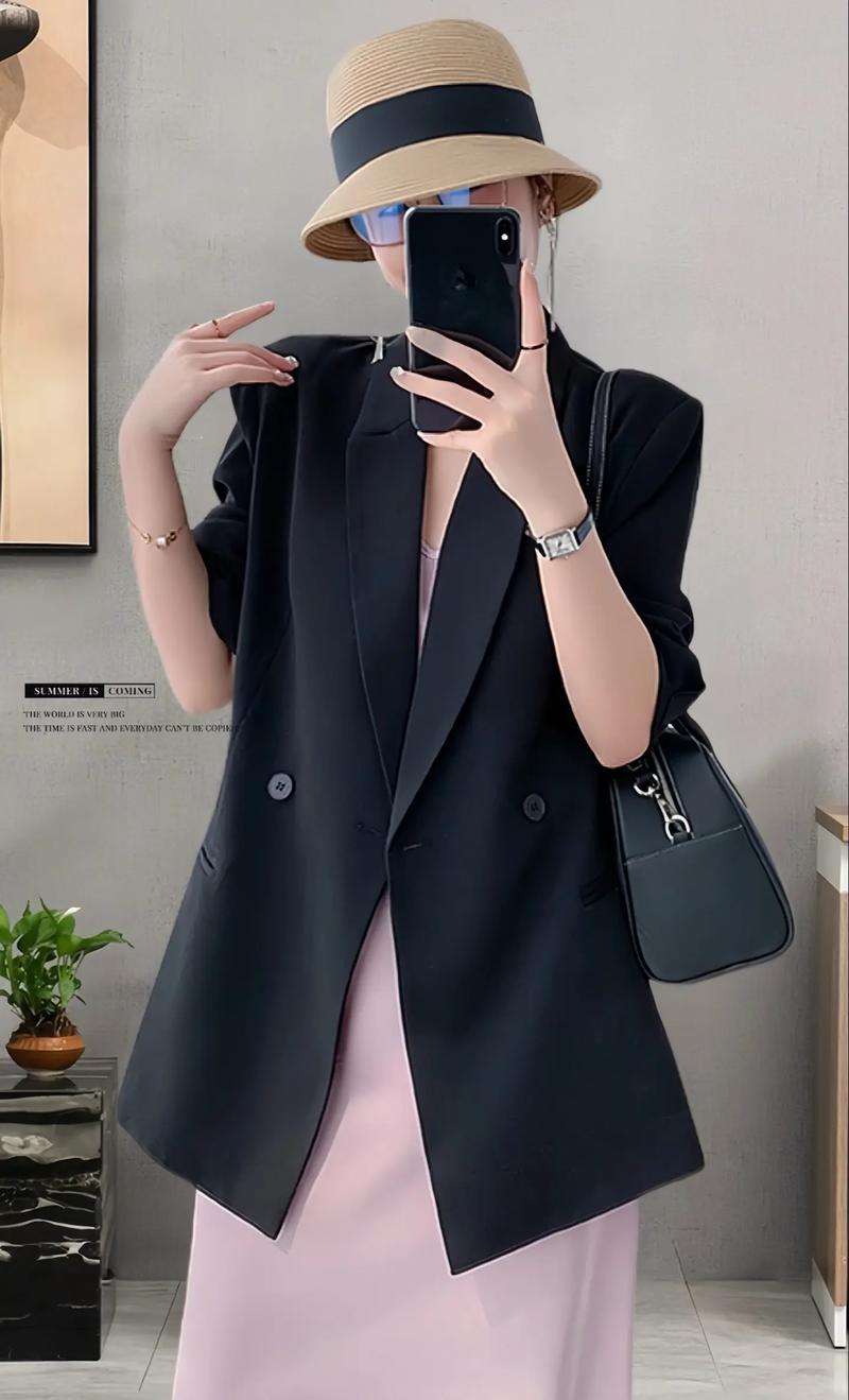 v领吊带连衣裙里面怎么搭配什么外套