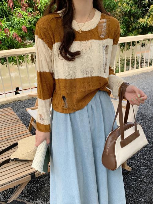 带洞毛衣怎么搭配