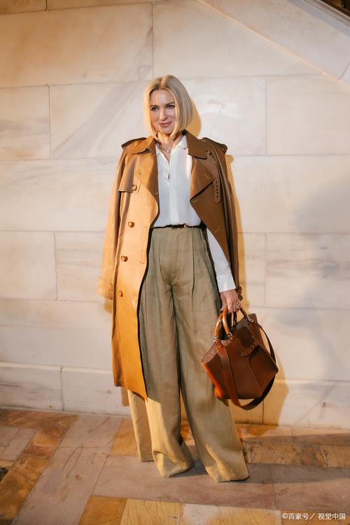 坨色裤子怎么搭配上衣