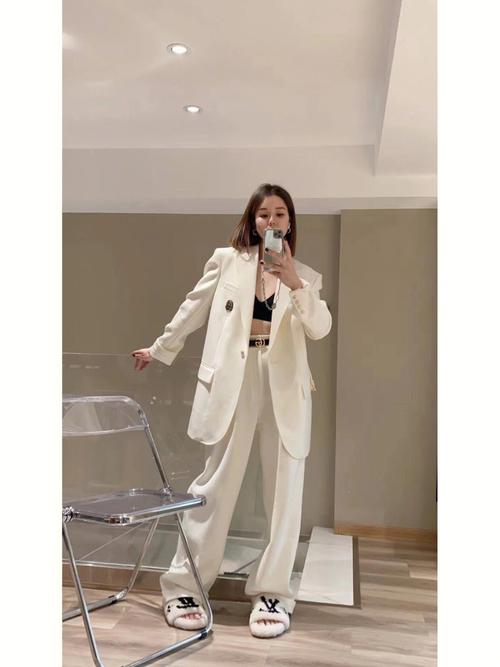 长款白西装怎么搭配什么裤子好看图片
