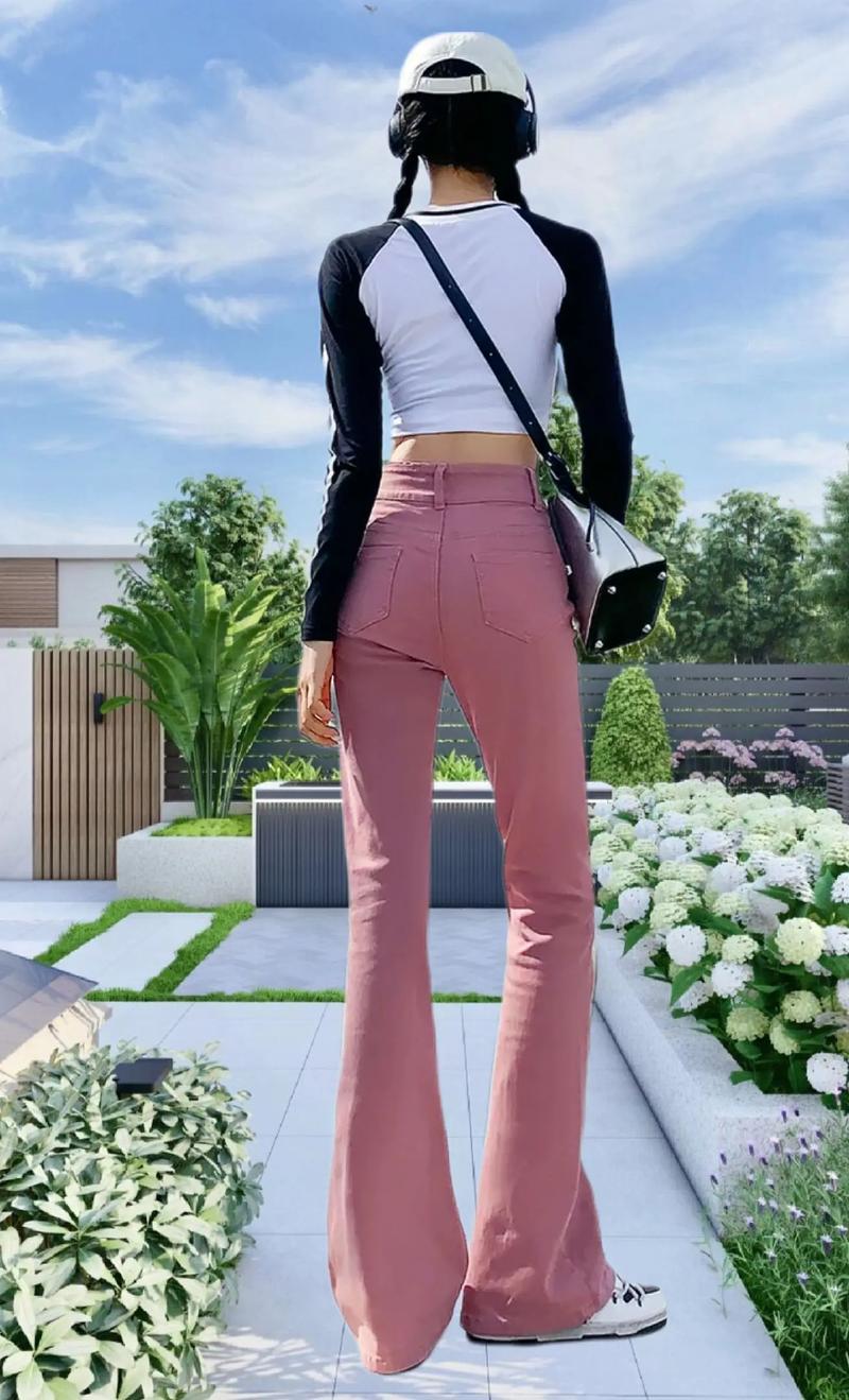 粉红色微喇叭裤怎么搭配上衣