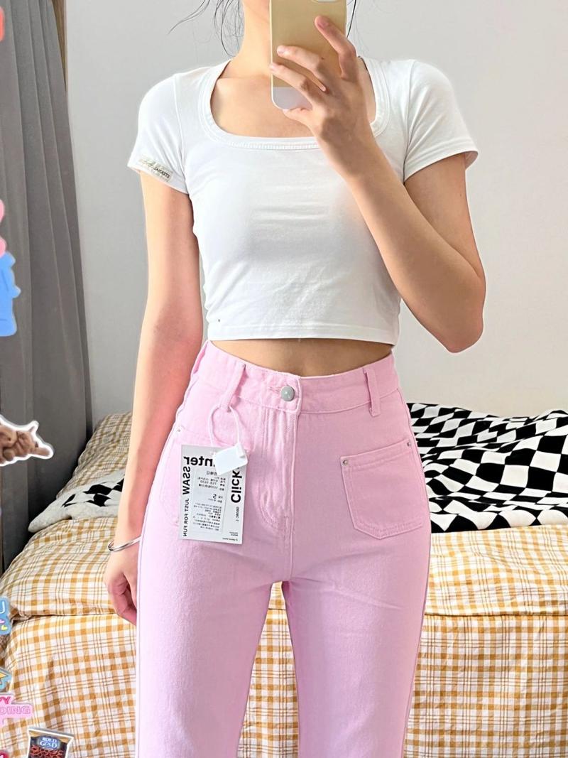 粉红色微喇叭裤怎么搭配上衣