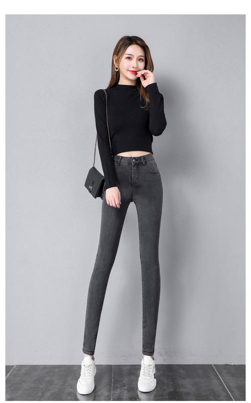 灰色紧身裤怎么搭配