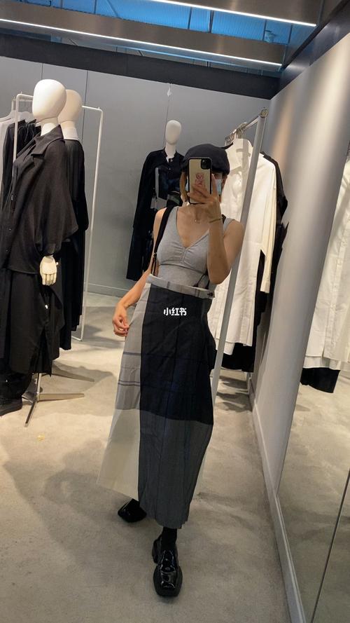 白色条纹裙裤怎么搭配