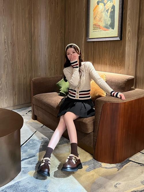 棕色皮鞋搭配什么裤子