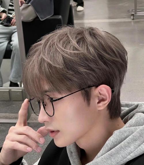 男生染什么发色显白