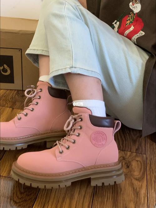 粉色中跟皮鞋怎么搭配衣服图片