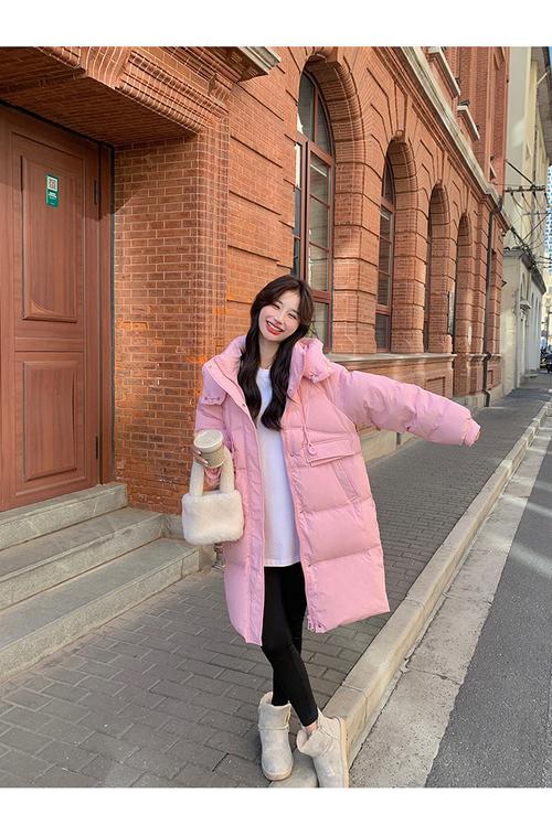 粉色长款外套怎么搭配衣服图片