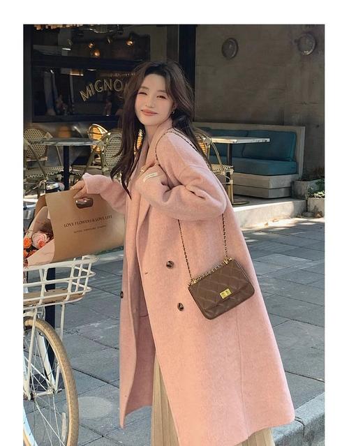 粉色长款外套怎么搭配衣服图片