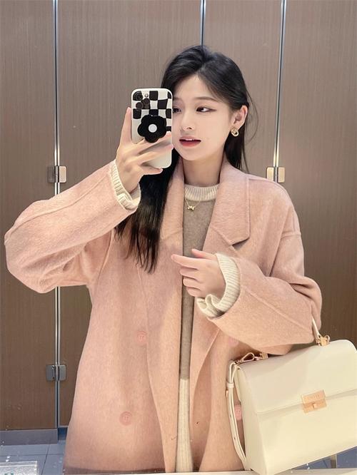 粉色长款外套怎么搭配衣服