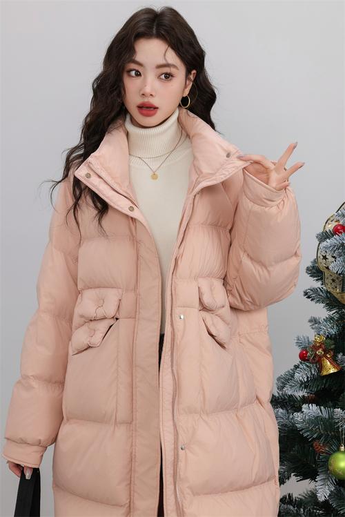 粉色长款外套怎么搭配衣服