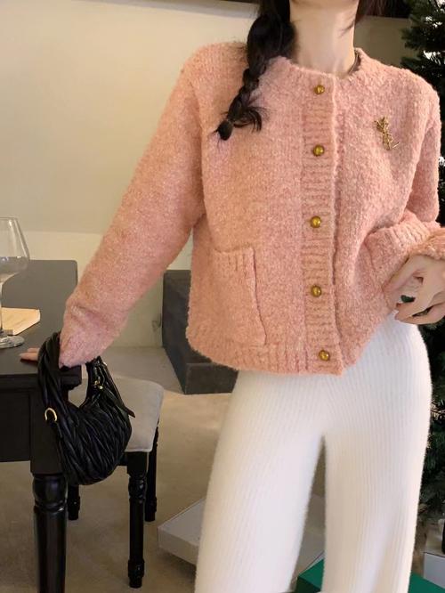 粉红色毛衣外套怎么搭配什么裤子