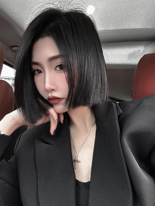 短发黑皮肤怎么搭配