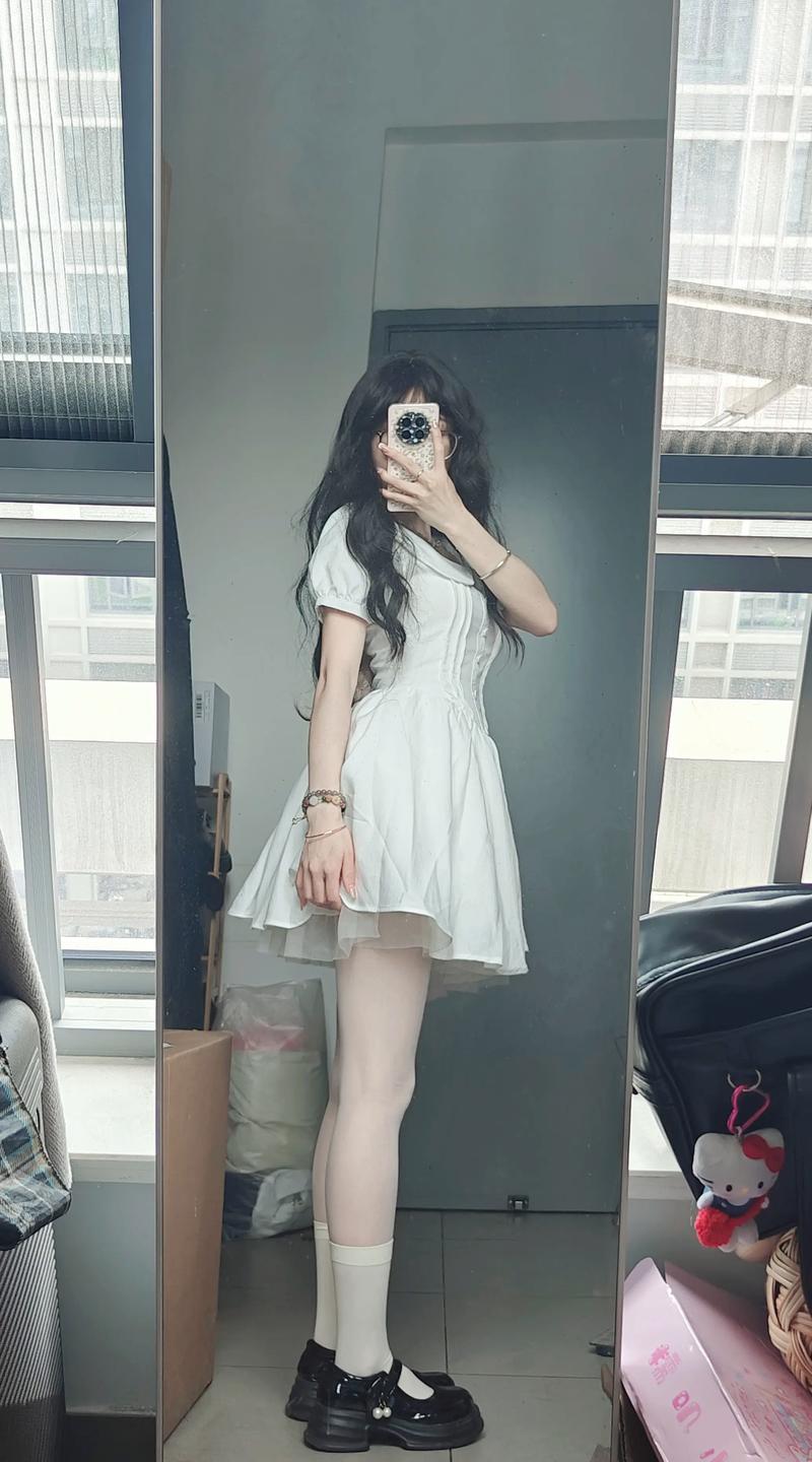 纯白色的裙子怎么搭配