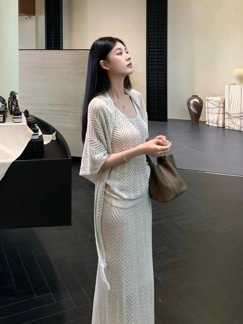 穿背心长裙怎么搭配外套