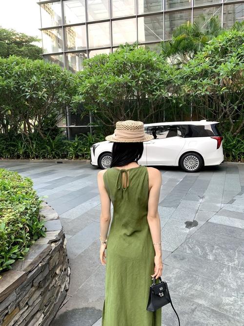 长款绿色连衣裙怎么搭配图片