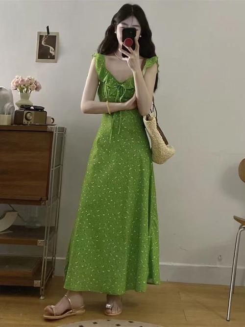 长款绿色连衣裙怎么搭配图片