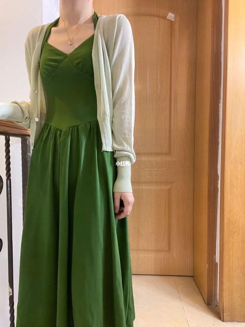 长款绿色连衣裙怎么搭配什么外套好看图片