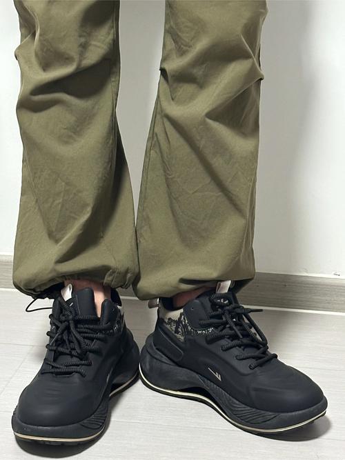 中帮鞋配什么裤子