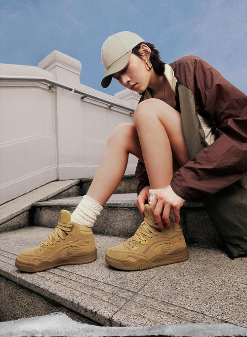 中帮鞋配什么裤子