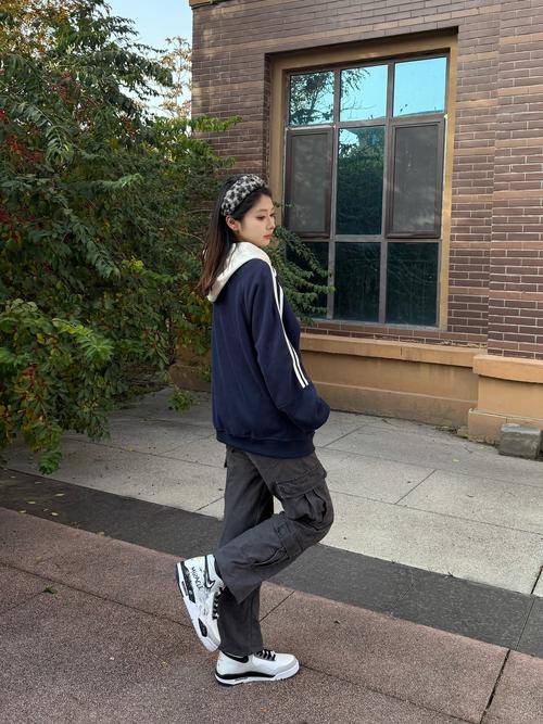 中帮鞋配什么裤子