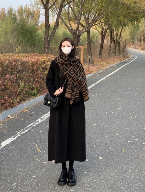 黑大衣配什么围巾