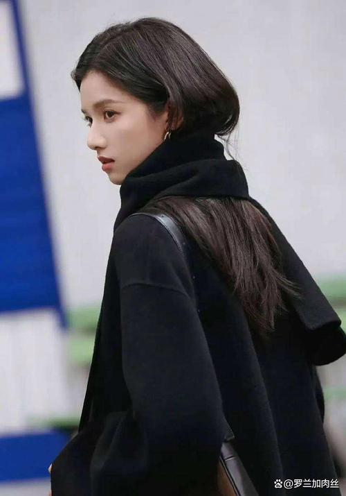 黑大衣配什么围巾