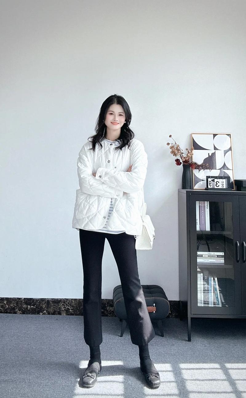 白色圆领小外套怎么搭配图片