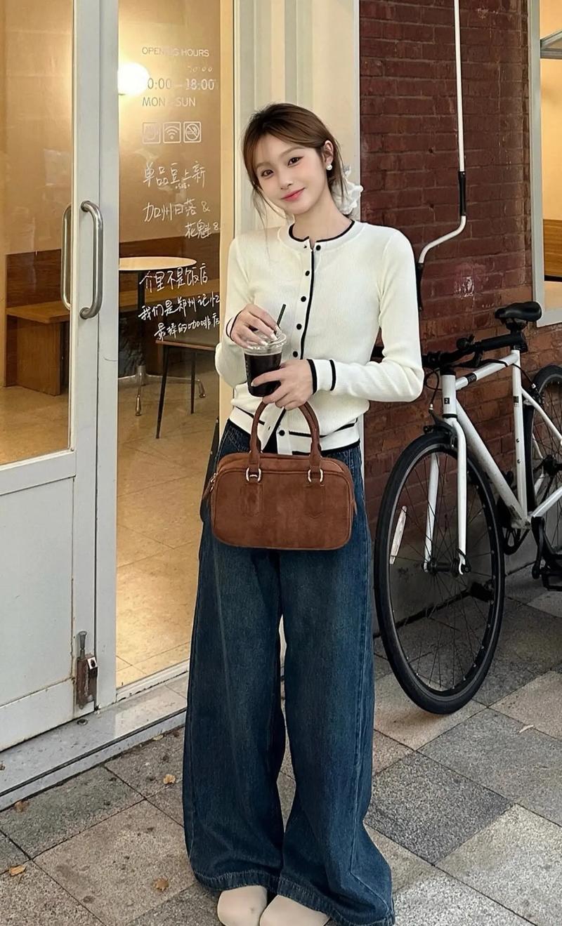 白色圆领小外套怎么搭配图片