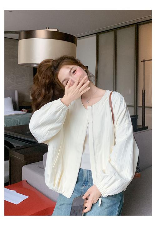 白色圆领小外套怎么搭配图片