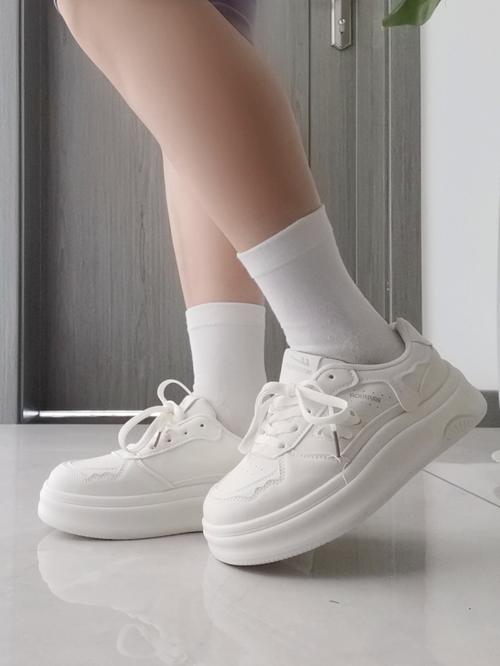 白色袜鞋怎么搭配衣服好看吗