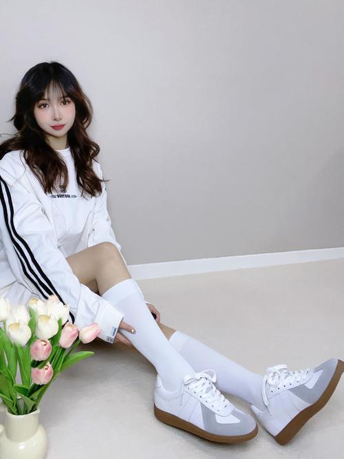白色袜鞋怎么搭配衣服好看吗