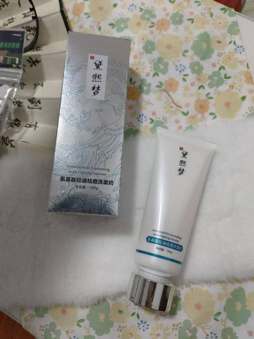 脸部油腻用什么护肤品