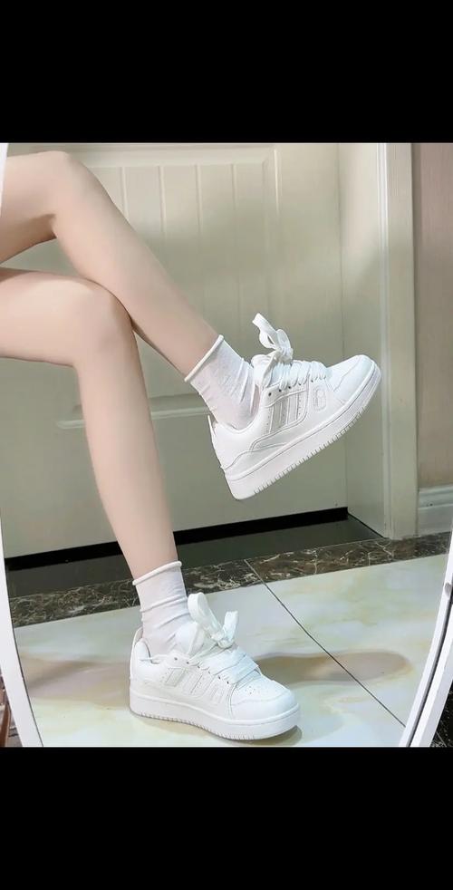 白色袜鞋怎么搭配图片